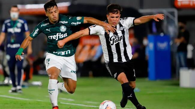 Brazil's Palmeiras Gabriel Menino (L) and Paraguay's Libertad Hugo Martinez vie for the ball during their closed-door Copa Libertadores quarterfinal football match at the Defensores del Chaco stadium in Asuncion, on December 8, 2020. (Photo by Nathalia AGUILAR / POOL / AFP) (Photo by NATHALIA AGUILAR/POOL/AFP via Getty Images)