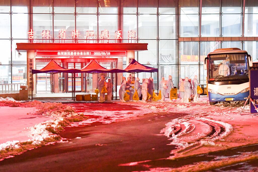 Pacientes con covid-19 son trasladados el Hospital Provincial de Jilin