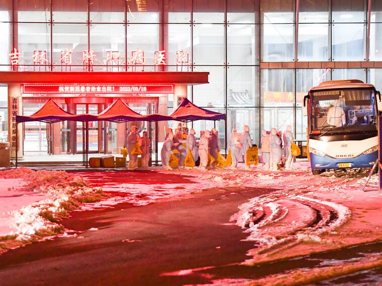 Pacientes con covid-19 son trasladados el Hospital Provincial de Jilin