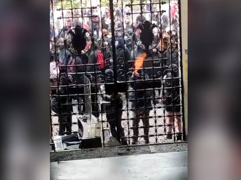 Estudiantes del Liceo 1 intentan ingresar a la Municipalidad de Santiago