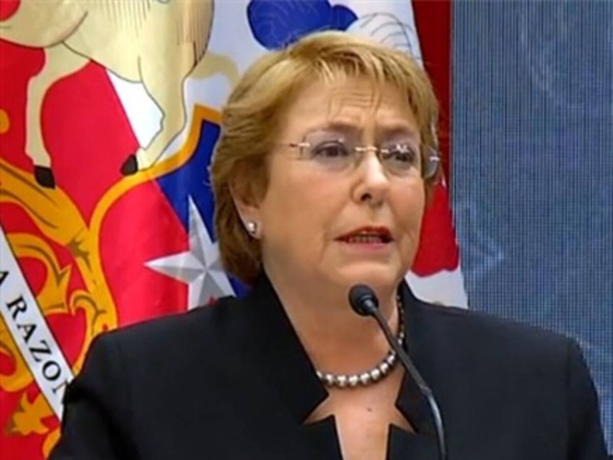Bachelet llama a «no caer en la tentación de invertir en ofertas de rentabilidad imposibles»