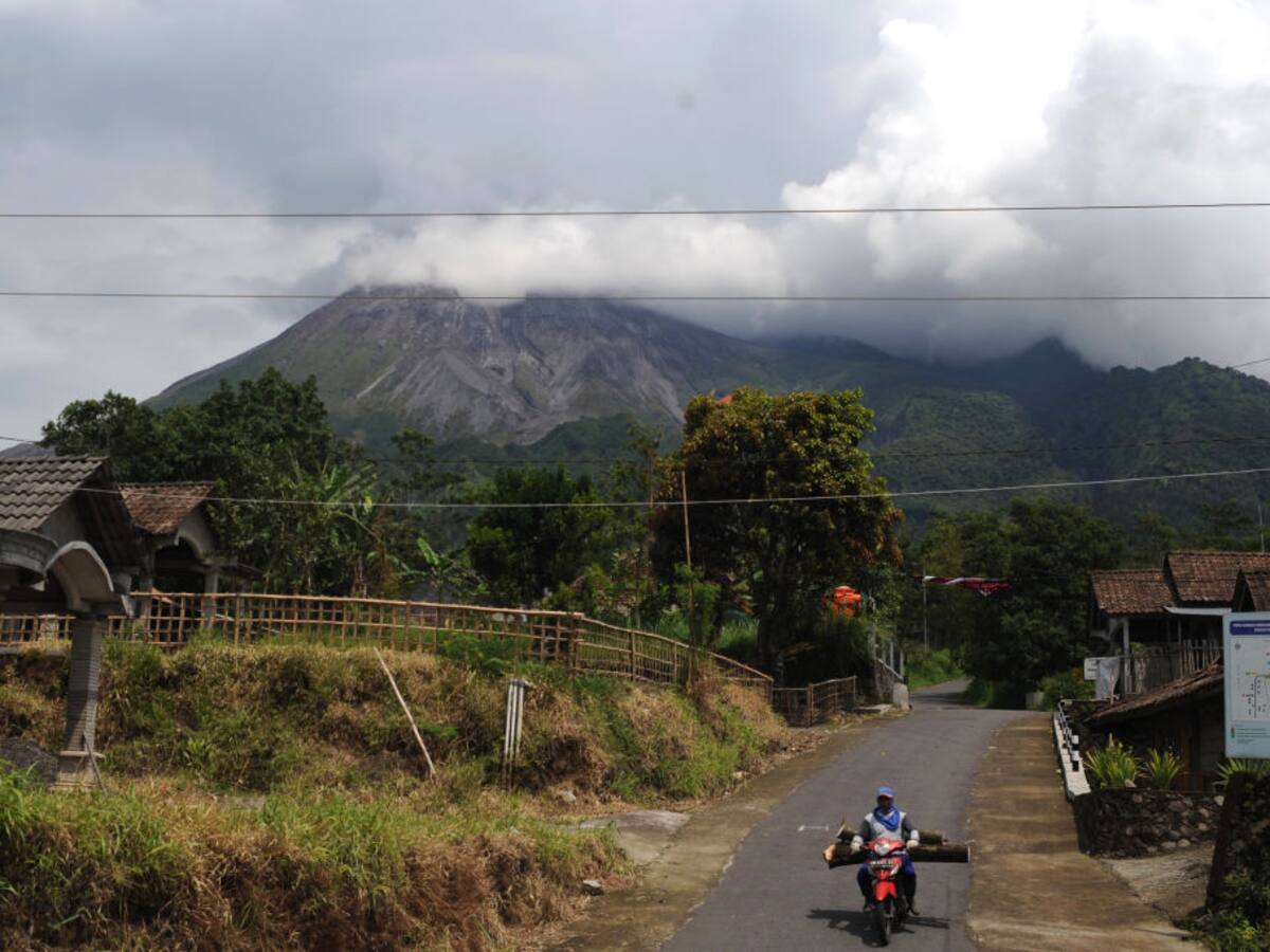 El volcán Merapi expulsó ríos de lava incandescente en Indonesia
