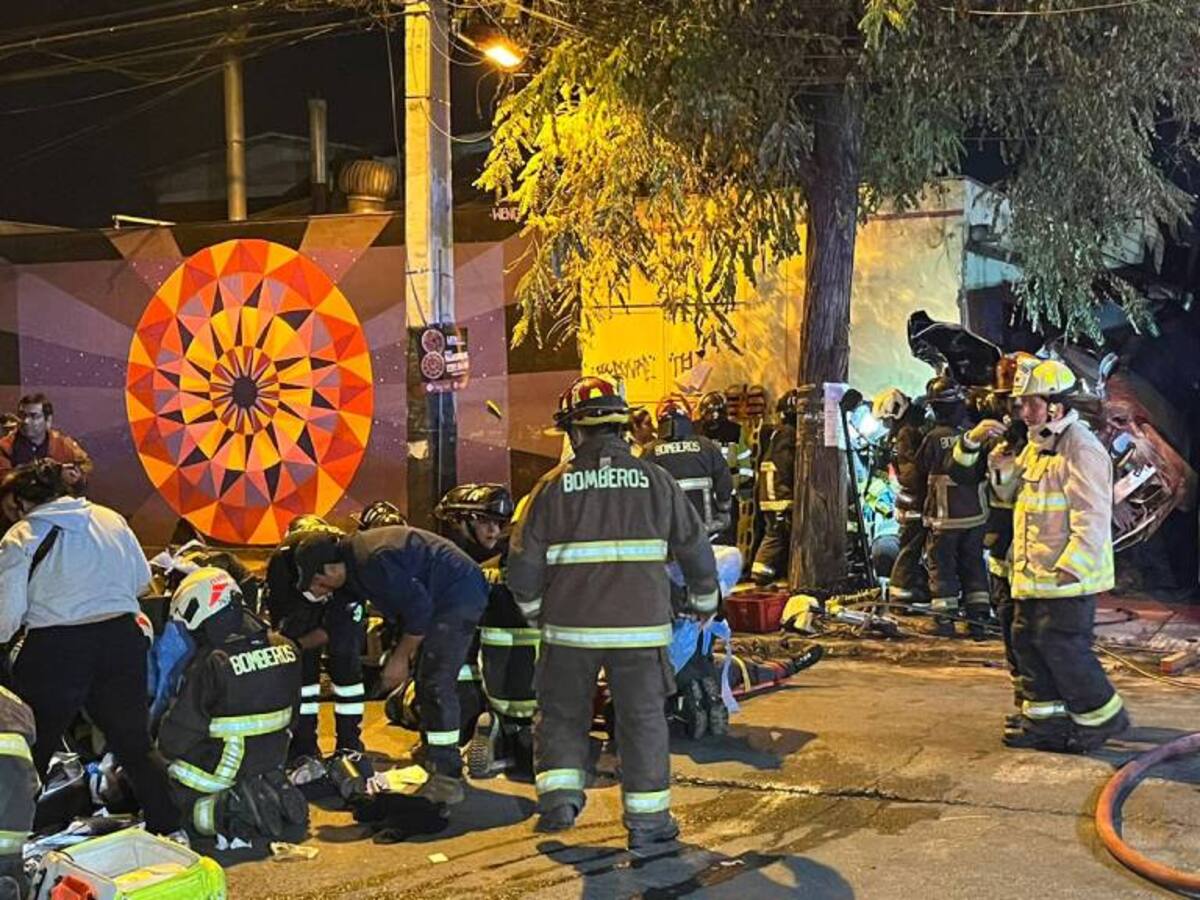 12 heridos tras colisión de un microbús con automóvil que transitaba a exceso de velocidad