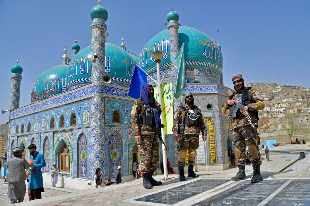 Milicianos talibanes custodian un recinto religioso en Kabul
