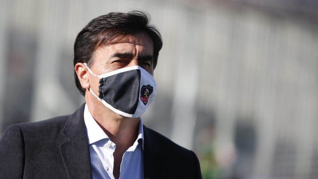 25 de Abril del 2021/SANTIAGOEl Director Tecnico de Colo Colo Gustavo Quinteros(c) ,durante el partido valido por la quinta fecha del Campeonato Nacional AFP PlanVital 2021, entre Colo Colo vs Universidad de Chile, disputado en el Estadio Monumental.
FOTO:FRANCISCO LONGA/AGENCIAUNO