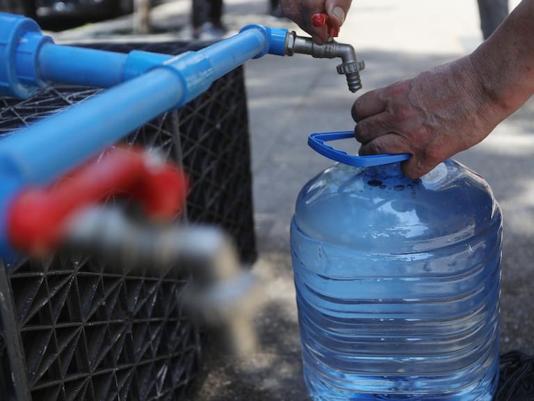 Comienza corte de agua en Santiago: revisa aquí los 96 puntos de abastecimiento por interrupción del suministro