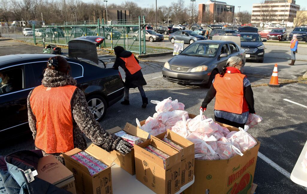 Ciudadanos de EEUU buscan cajas de alimentos en Reading