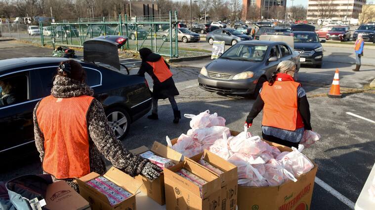 Ciudadanos de EEUU buscan cajas de alimentos en Reading