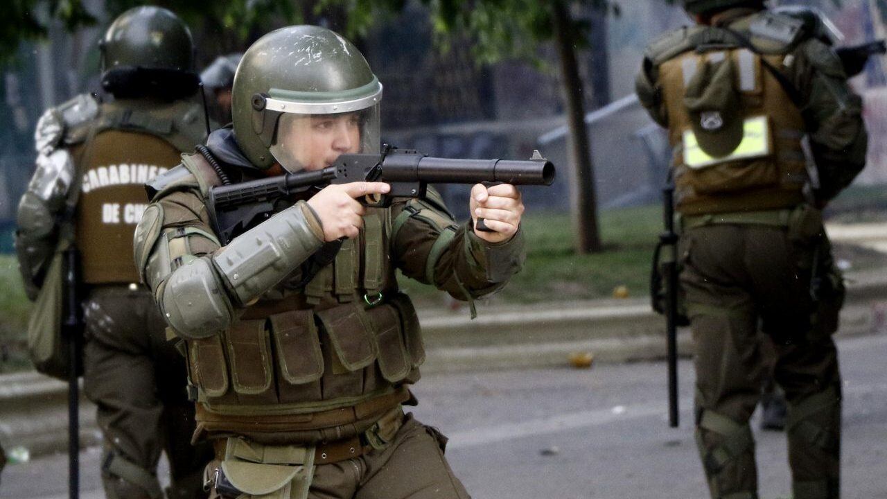 29 de Octubre de 2019/SANTIAGOManifestantes y carabineros se enfrentan en paseo Bulnes durante un nuevo llamado a marchar por las calles hasta La Moneda lo que fue impedido por carabineros. En la imagen un carabinero apunta
FOTO:MARIO DAVILA/AGENCIAUNO