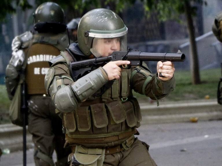 29 de Octubre de 2019/SANTIAGOManifestantes y carabineros se enfrentan en paseo Bulnes durante un nuevo llamado a marchar por las calles hasta La Moneda lo que fue impedido por carabineros. En la imagen un carabinero apunta
FOTO:MARIO DAVILA/AGENCIAUNO