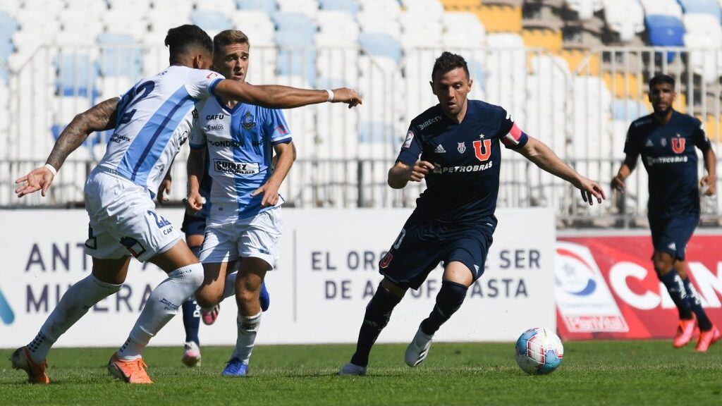 15 DE OCTUBRE DE 2020 / ANTOFAGASTA Walter Montillo (c) disputa el balón , Durante el partido valido por la decimoquinta fecha del campeonato nacional AFP Plan Vital, entre Deportes Antofagasta y Universidad de Chile
FOTO CAMILO ALFARO / AGENCIAUNO