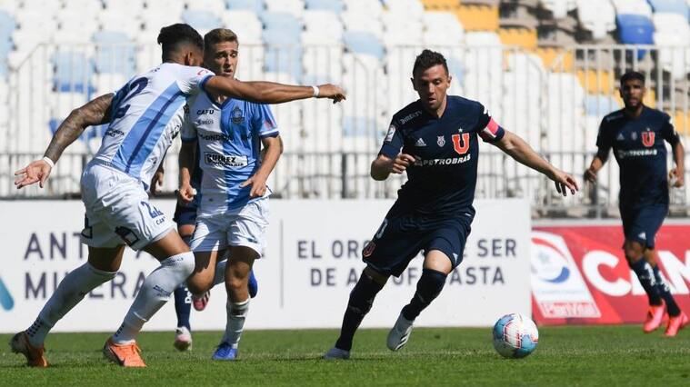 15 DE OCTUBRE DE 2020 / ANTOFAGASTA Walter Montillo (c) disputa el balón , Durante el partido valido por la decimoquinta fecha del campeonato nacional AFP Plan Vital, entre Deportes Antofagasta y Universidad de Chile
FOTO CAMILO ALFARO / AGENCIAUNO