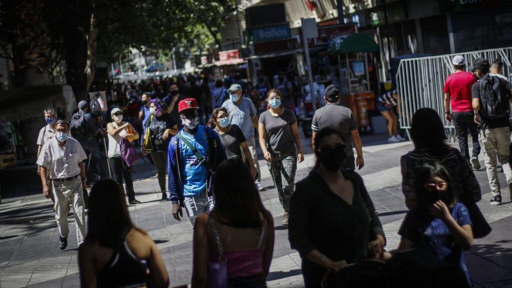 31 de diciembre del 2020/SANTIAGOUna gran cantidad de personas circulan por el paseo Ahumada, en la comuna de Santiago, a horas de que se termine el año.
FOTO: SEBASTIAN BELTRAN GAETE/AGENCIAUNO