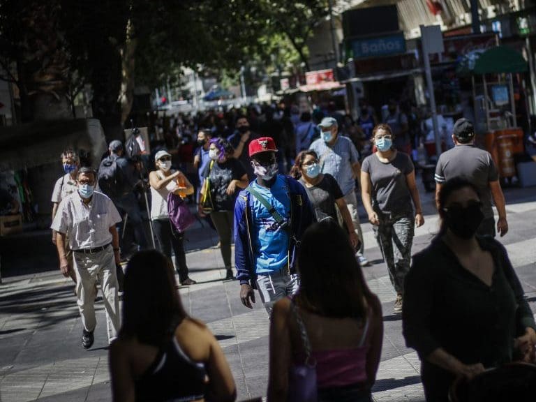 31 de diciembre del 2020/SANTIAGOUna gran cantidad de personas circulan por el paseo Ahumada, en la comuna de Santiago, a horas de que se termine el año.
FOTO: SEBASTIAN BELTRAN GAETE/AGENCIAUNO