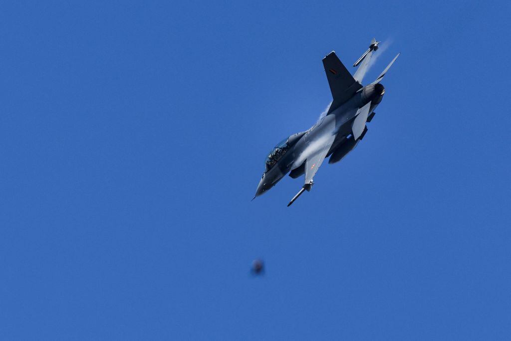Un caza de combate F-16 en un ejercicio militar de la OTAN