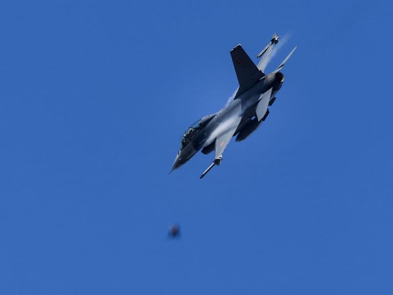 Un caza de combate F-16 en un ejercicio militar de la OTAN