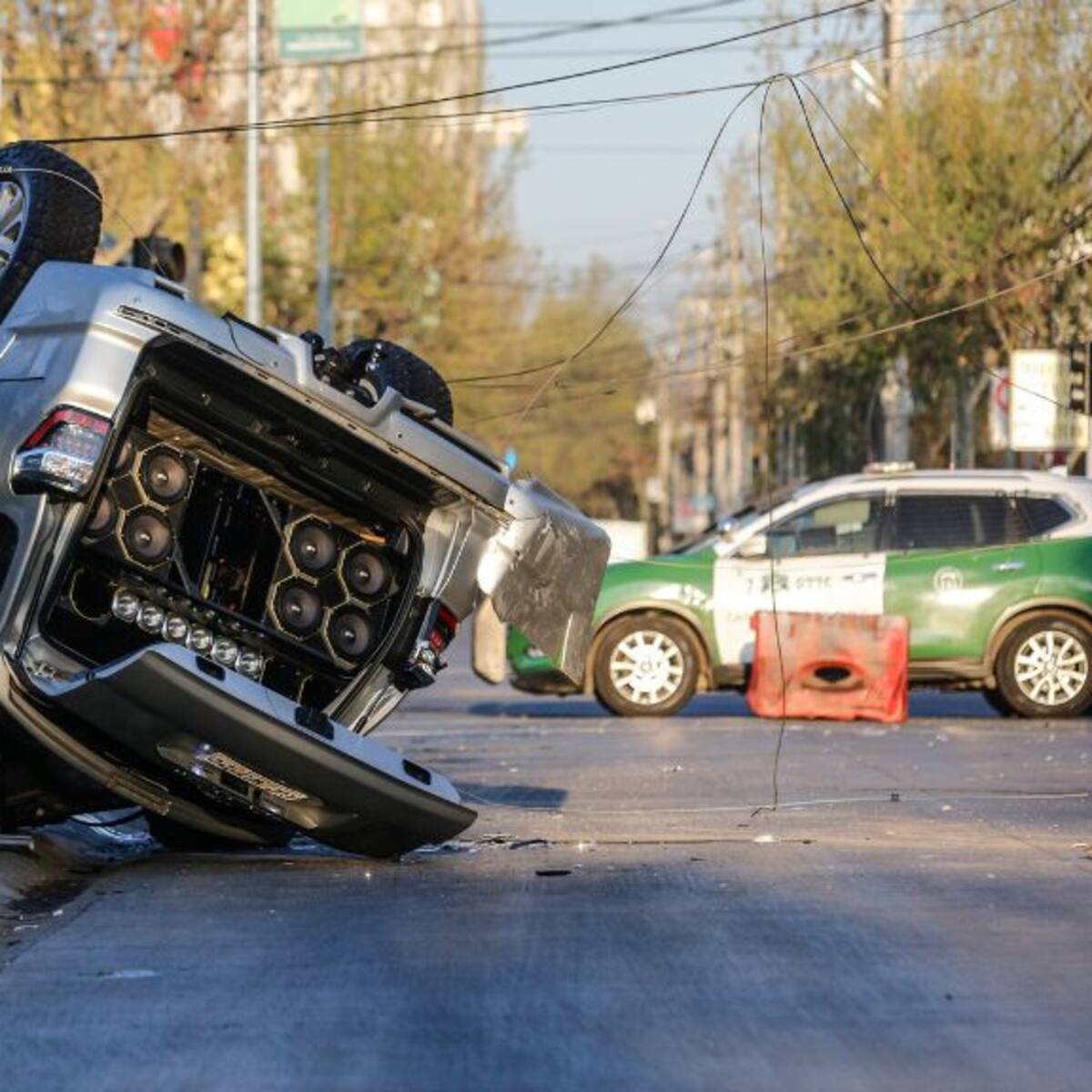 Accidente en Santiago termina con automóvil volcado: conductor iba contra el tránsito, a exceso de velocidad y huyó del lugar