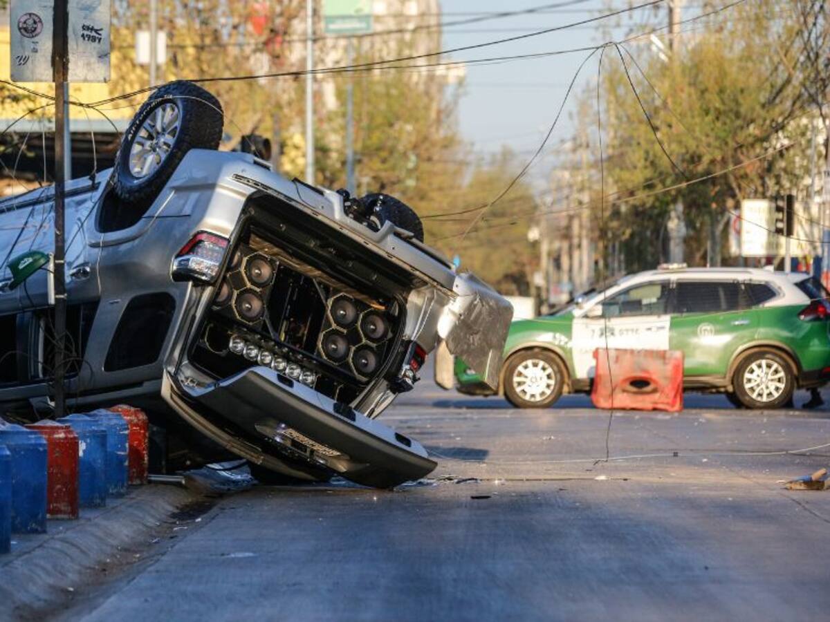 Accidente en Santiago termina con automóvil volcado: conductor iba contra el tránsito, a exceso de velocidad y huyó del lugar