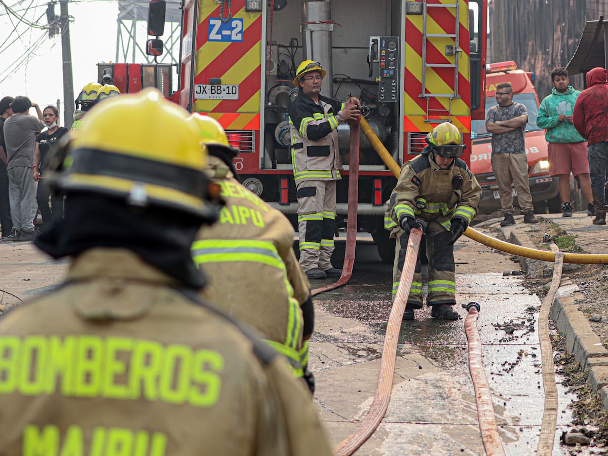Tragedia en Estación Central: hombre muere tras lanzarse desde un piso 28 para escapar de un incendio