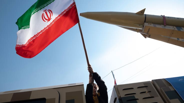 Irán lanza su mayor salva de misiles contra Israel y desmiente a Trump por supuesto alto el fuego