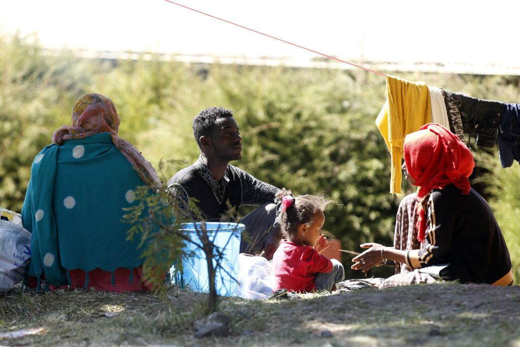 Familia sobrevive en la calle por desplazamientos en Debre Birhan
