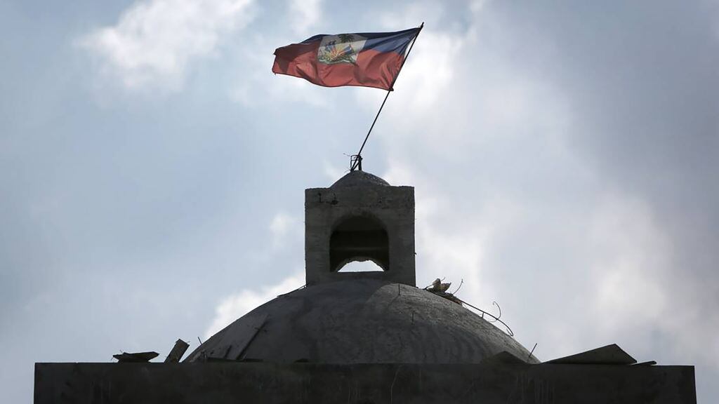 La bandera de Haití ondea sobre la cúpula de una iglesia católica en el país caribeño.
