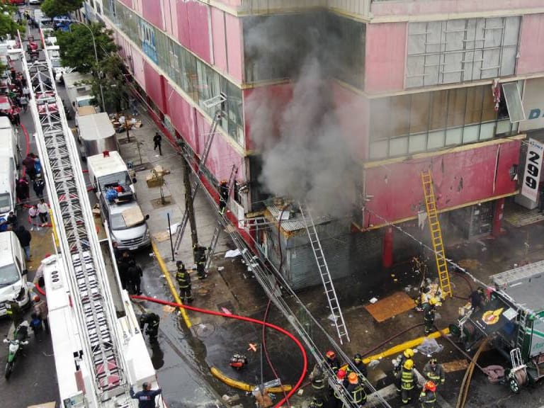 Incendio afecta local comercial de mall chino en Santiago
