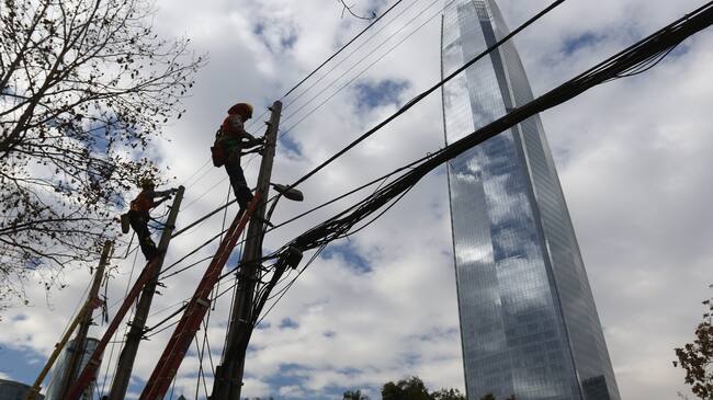 30 de Mayo del 2019/SANTIAGOCuadrillas de Enel, trabaja en terreno reparando los cortes de energía, en distintos punto de la ciudad.
FOTO: SEBASTIAN BELTRANGAETE/AGENCIAUNO