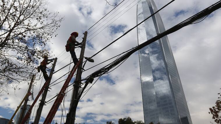 30 de Mayo del 2019/SANTIAGOCuadrillas de Enel, trabaja en terreno reparando los cortes de energía, en distintos punto de la ciudad.
FOTO: SEBASTIAN BELTRANGAETE/AGENCIAUNO
