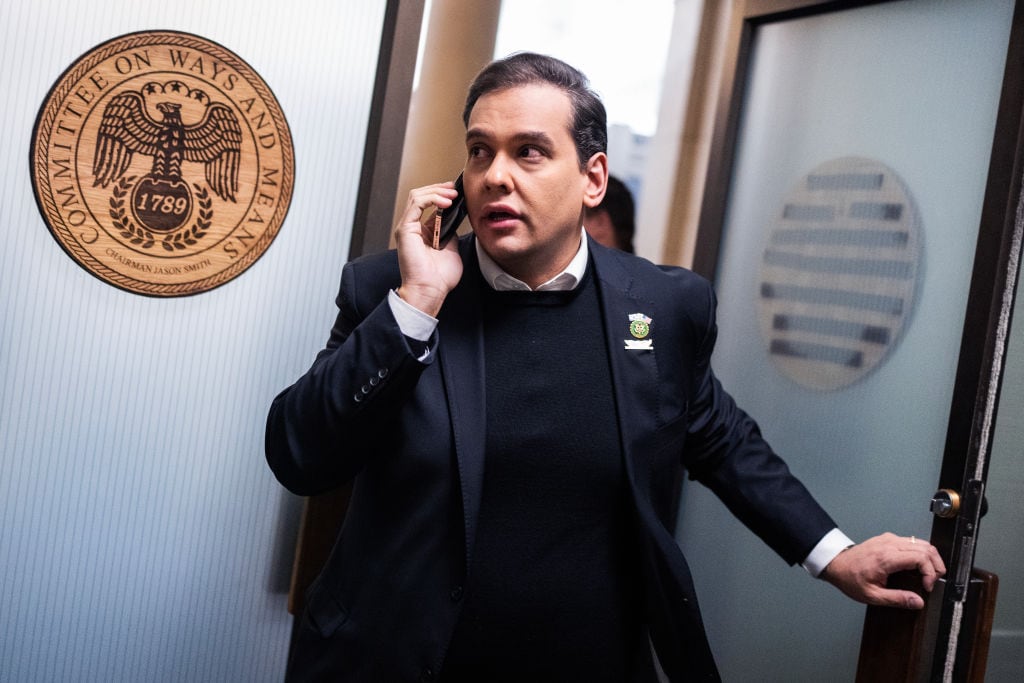 El diputado George Santos sale de la Cámara en Washington de EEUU