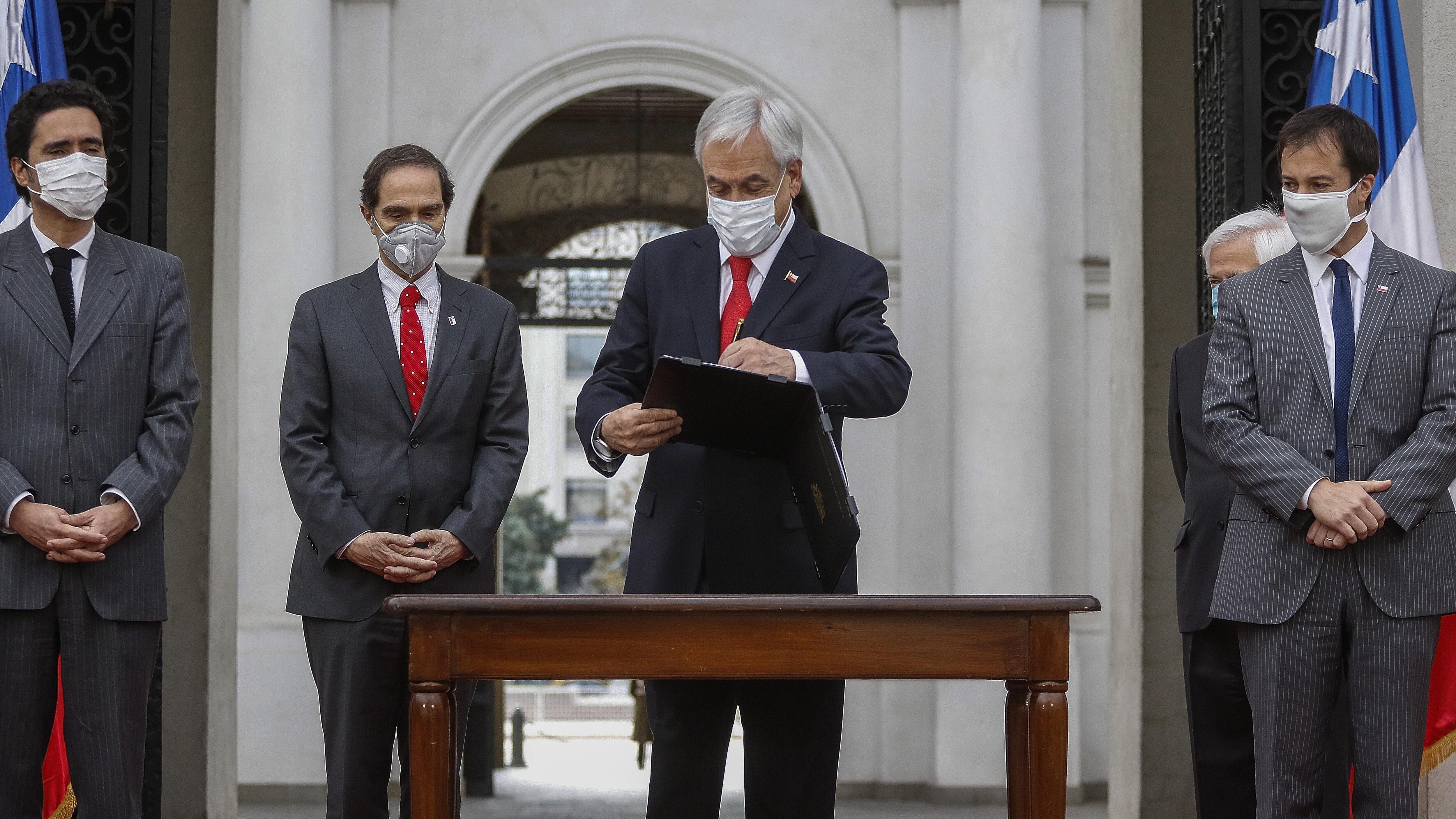 3 de junio del 2020/SANTIAGOEl Presidente de la República, Sebastián Piñera, firma el documento que promulga la Ley de Portabilidad Financiera, en el patio de Los Naranjos, en el Palacio de La Moneda, junto a los ministros de Hacienda, Ignacio Briones (I), de Economía, Lucas Palacios (D), y de Justicia, Hernán Larraín (CI), ley que permitirá a personas y pymes cambiar más fácilmente de banco o empresa de servicios financieros.
FOTO: SEBASTIAN BELTRAN GAETE/AGENCIAUNO