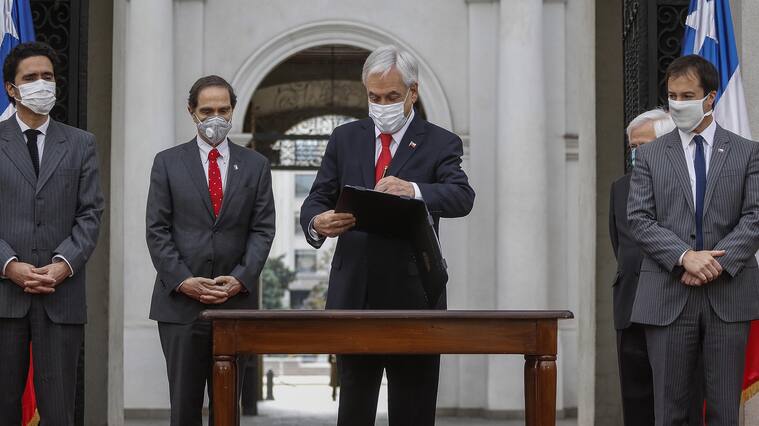 3 de junio del 2020/SANTIAGOEl Presidente de la República, Sebastián Piñera, firma el documento que promulga la Ley de Portabilidad Financiera, en el patio de Los Naranjos, en el Palacio de La Moneda, junto a los ministros de Hacienda, Ignacio Briones (I), de Economía, Lucas Palacios (D), y de Justicia, Hernán Larraín (CI), ley que permitirá a personas y pymes cambiar más fácilmente de banco o empresa de servicios financieros.
FOTO: SEBASTIAN BELTRAN GAETE/AGENCIAUNO