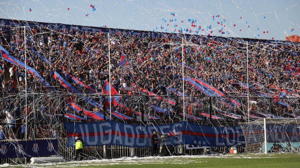 Hinchas de la U apedrean bus con fanáticos de Unión Española camino a Valparaíso