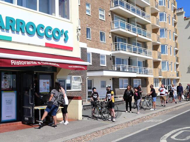 Clientes hacen fila para comprar helado en el Reino Unido