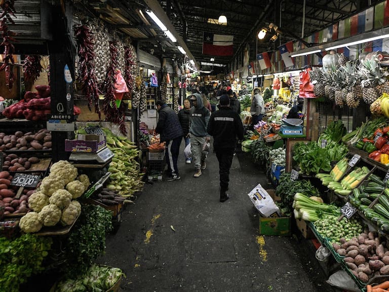 (250430) -- SANTIAGO, 30 abril, 2025 (Xinhua) -- Personas realizan compras en el mercado La Vega Central, en Santiago, capital de Chile, el 30 de abril de 2025. El Consejo del Banco Central de Chile decidió el martes, en su reunión mensual, mantener la tasa de interés de política monetaria en 5 por ciento, en medio de la incertidumbre mundial por los aranceles impuestos por Estados Unidos a sus socios comerciales. (Xinhua/Jorge Villegas) (jv) (ah) (ra) (vf)