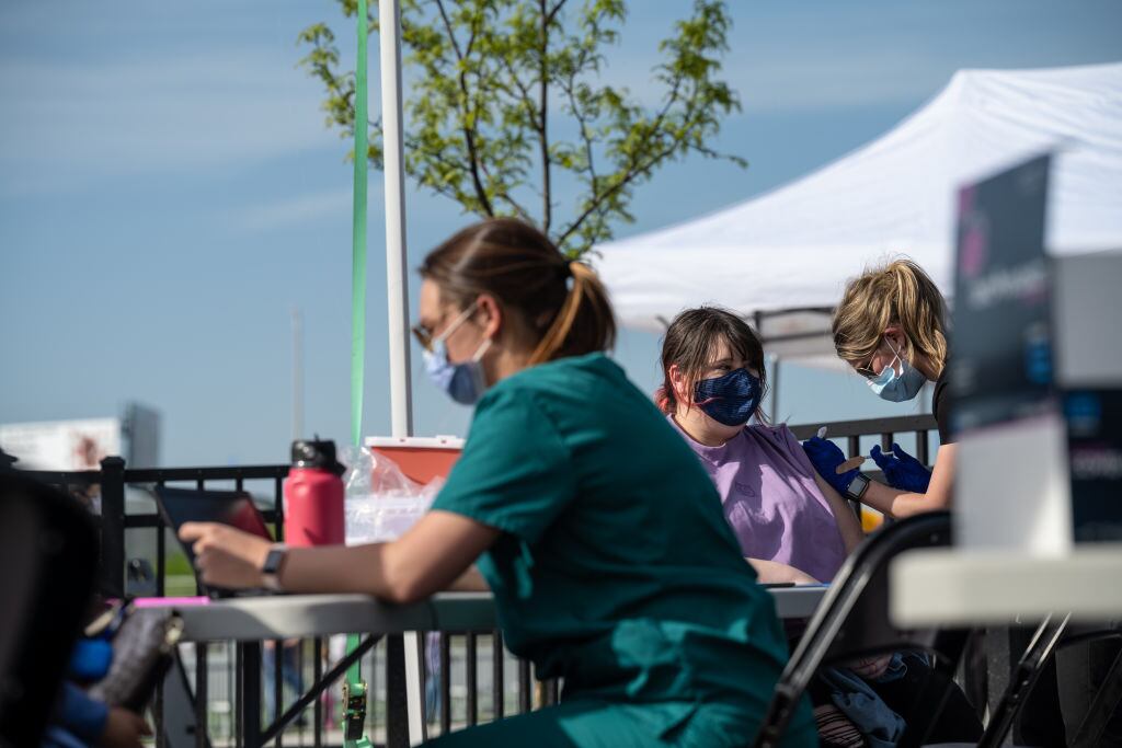 En Louisville las trabajadoras de la salud vacunan contra el Covid-19