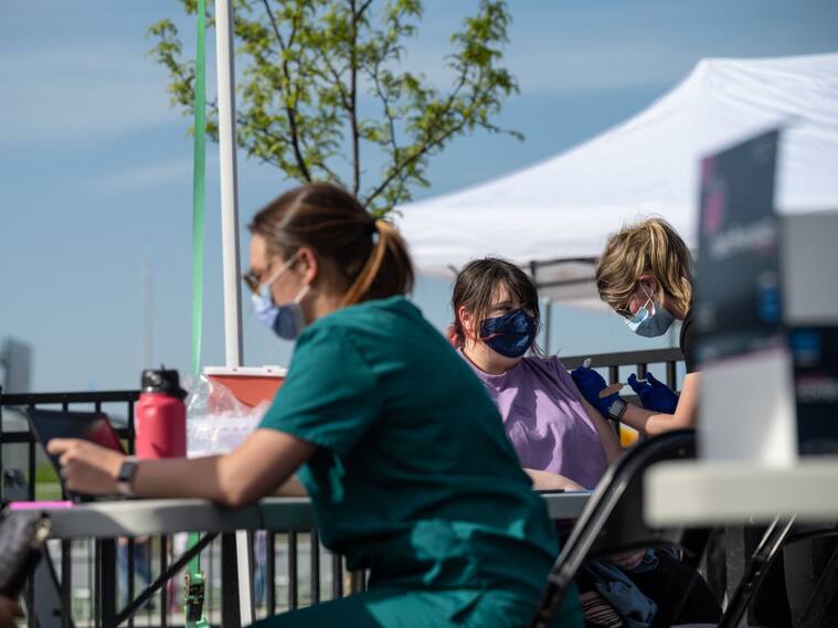 En Louisville las trabajadoras de la salud vacunan contra el Covid-19