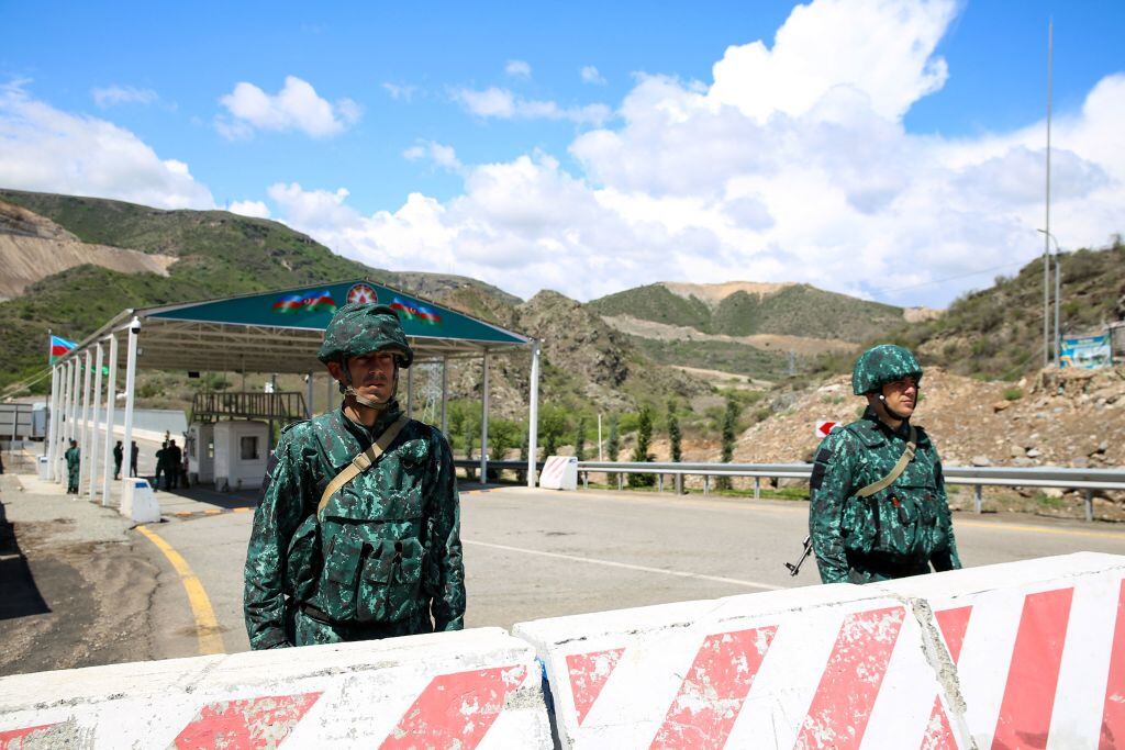 Militares de Azerbaiyán custodian la frontera en el límite con Armenia