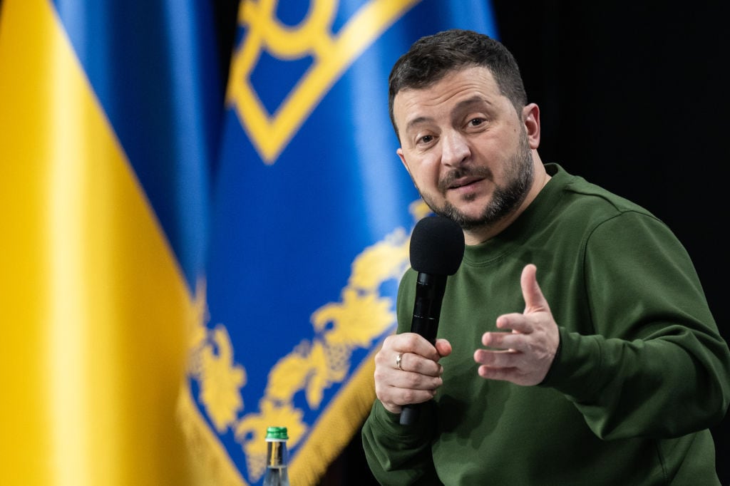 El presidente de Ucrania, Volodimir Zelenski, habla con la prensa en una conferencia en la ciudad de Kiev.
