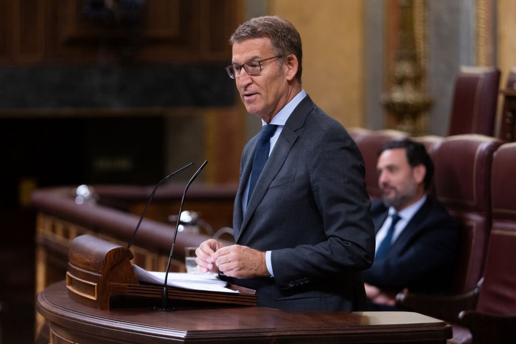 El líder de la derecha de España Alberto Núñez habla ante el parlamento