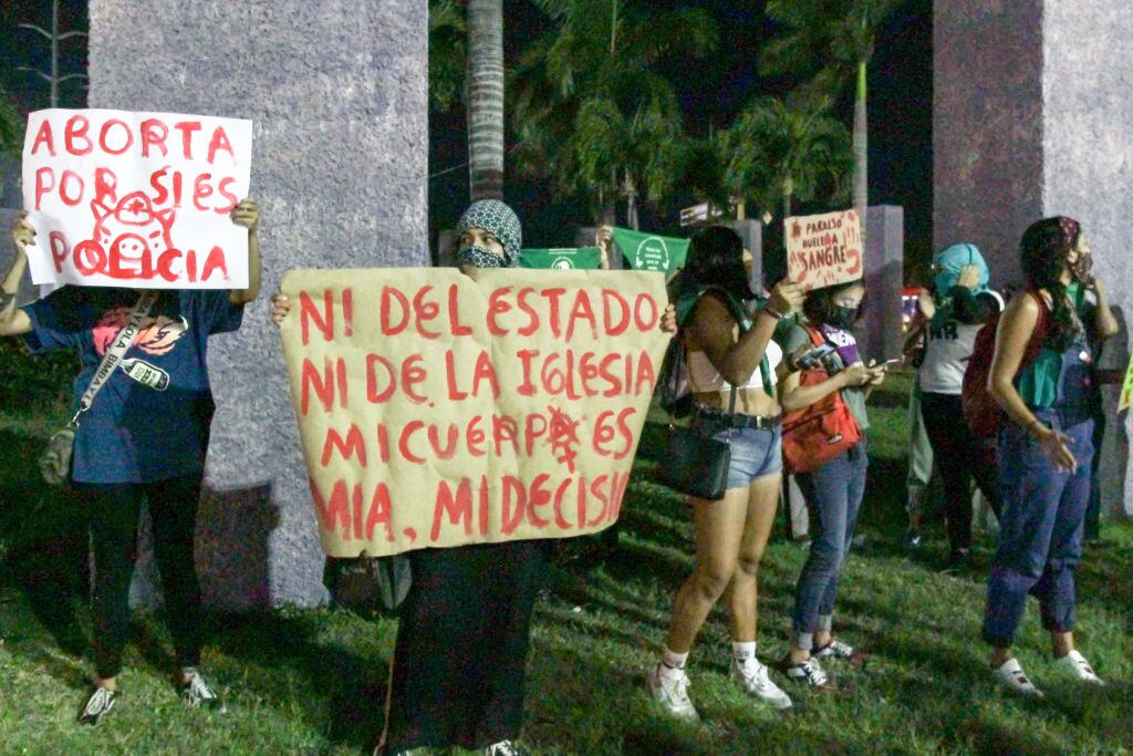 Mexicanas protestan a favor del aborto en Cancún