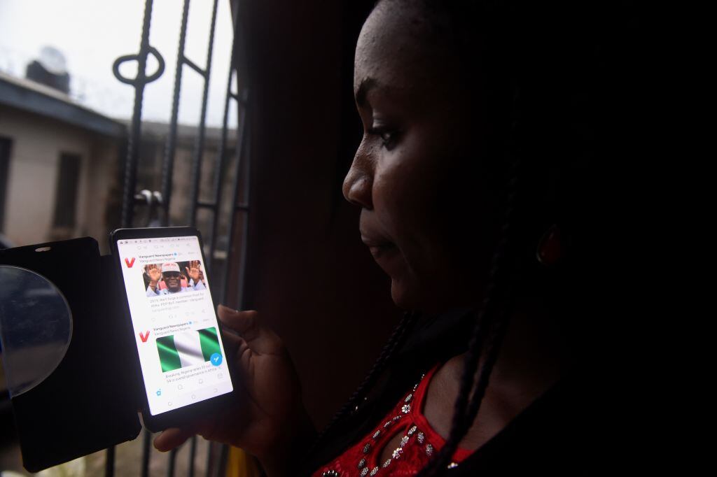 Nigeriana utiliza Twitter en un smartphone en Lagos