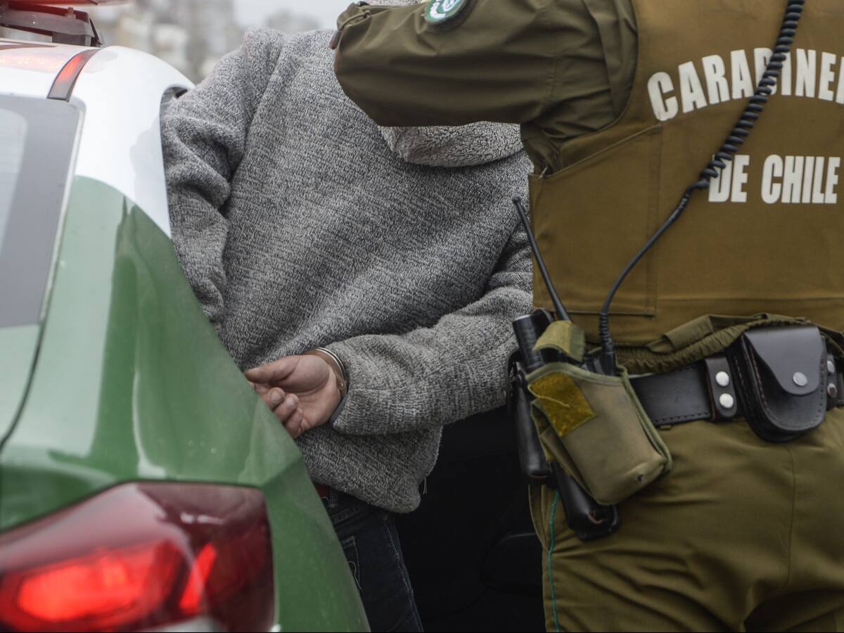 Detienen a un sujeto tras robo en carnicería de La Reina: banda delictual ingresó a través de un forado