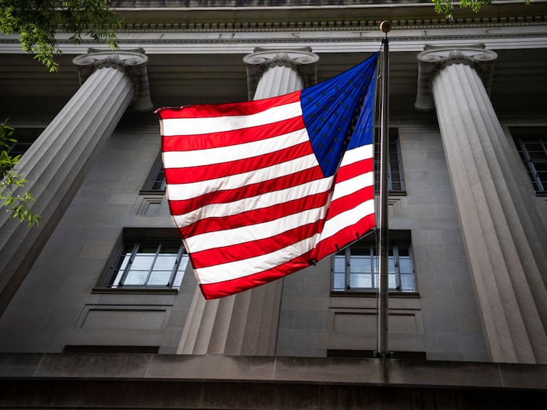 La bandera de EEUU ante el Departamento de Justicia de Pensilvania