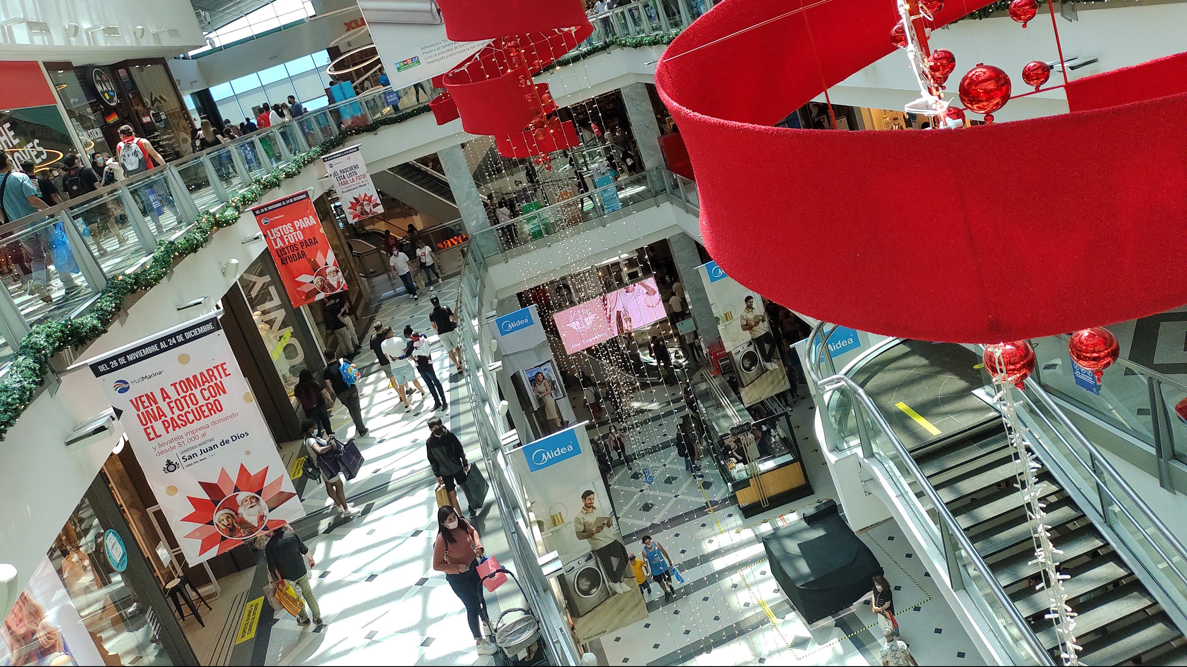 12 DE DICIEMBRE DE 2021/VIÑA DEL MARPersonas realiza las compras navideñas en el Mall Marina Arauco.
FOTO: LEONARDO RUBILAR CHANDIA/AGENCIAUNO