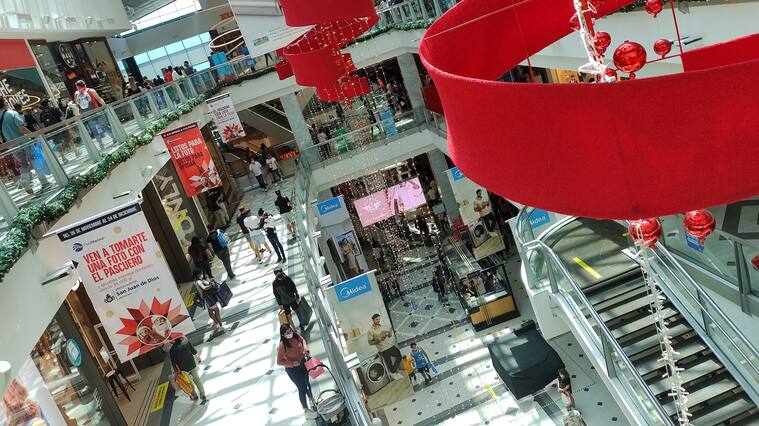 12 DE DICIEMBRE DE 2021/VIÑA DEL MARPersonas realiza las compras navideñas en el Mall Marina Arauco.
FOTO: LEONARDO RUBILAR CHANDIA/AGENCIAUNO