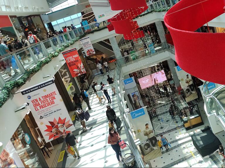 12 DE DICIEMBRE DE 2021/VIÑA DEL MARPersonas realiza las compras navideñas en el Mall Marina Arauco.
FOTO: LEONARDO RUBILAR CHANDIA/AGENCIAUNO