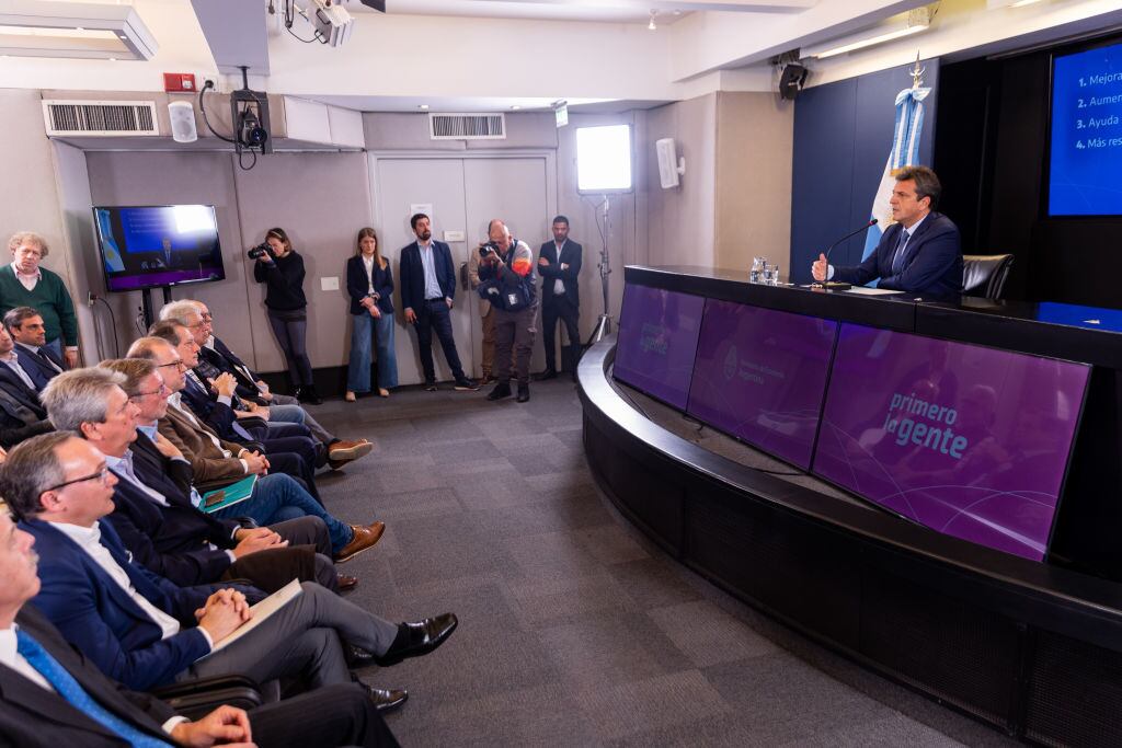 El ministro de economía de Argentina, Sergio Massa, ante la prensa