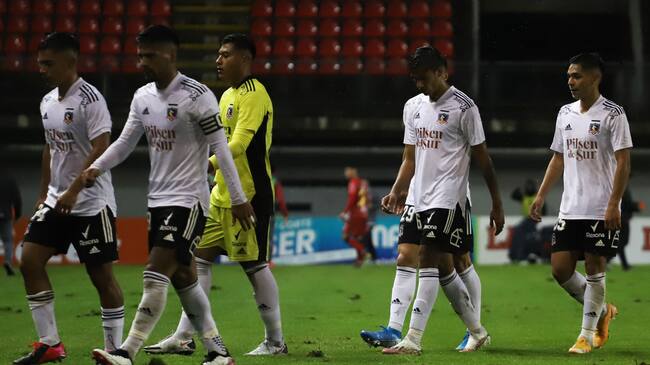 01 DE MAYO DE 2021/CHILLANJugadores de Colo Colo en lamento, durante el partido valido por la fecha 5 del Campeonato Nacional AFP PlanVital 2021, entre Nublense y Colo Colo, disputado en el Estadio Nelson Oyarzun Arenas de Chillan.
FOTO: FELIPE VENEGAS/AGENCIAUNO