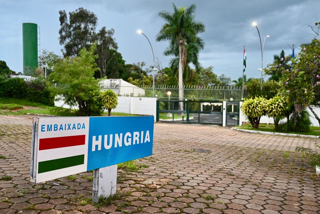 Vista del acceso a la sede de la embajada de Hungría en Brasil, ubicada en la ciudad de Brasilia.